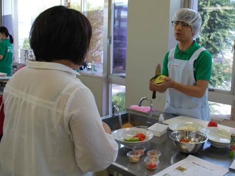 嚥下食の実演・試食の様子